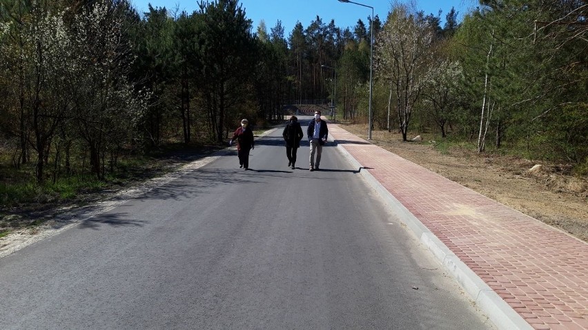 Nowa droga w Nowinach, w gminie Kozienice. Budowa drogi i oświetlenia ulicznego usprawniła przejazd i bezpieczeństwo