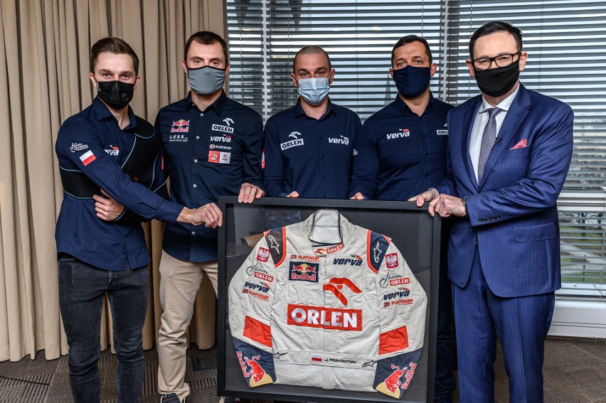 Maciej Giemza i inni zawodnicy ORLEN Team podsumowali udział w Dakarze. Spotkali się z prezesem zarządu PKN ORLEN – Danielem Obajtkiem  
