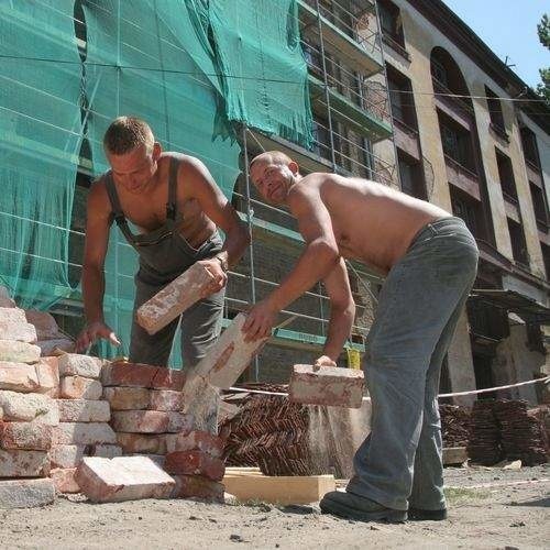 Pracownicy podczas remontu budynku w 2008 roku.