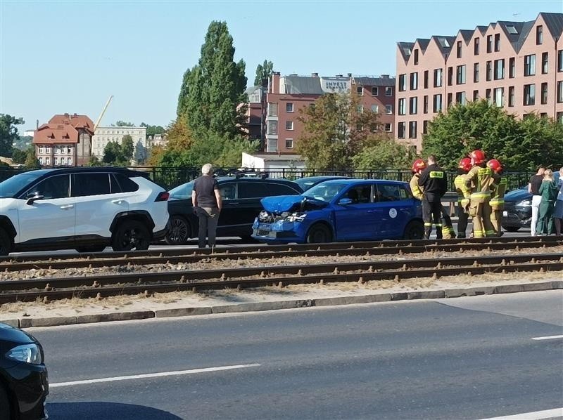 Gdańsk. Kolizja na Podwalu Przedmiejskim. Doszło do zderzenia dwóch aut. ZDJĘCIA