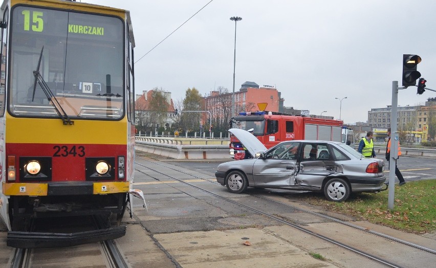 Zderzenie tramwaju z oplem na Żeromskiego. Jedna osoba poszkodowana [ZDJĘCIA]