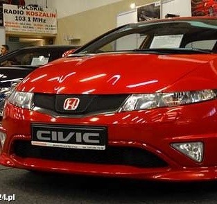 Honda civic Type-R - sportowe auto wzbudza spore zaintersowanie wśród odwiedzających targi.