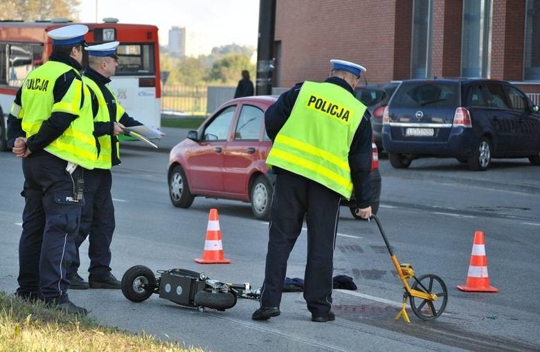 Autobus śmiertelnie potrącił kobietę na przejściu dla...