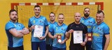 Fadersi z Winograd przekazali nagrodę za zwycięstwo w naszym plebiscycie "Mistrzowie Sportu". Piłkarze amatorzy wsparli rodzinę z Poznania