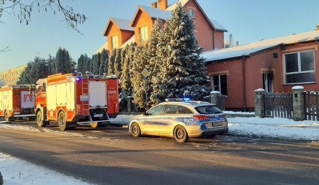 Na miejscu działali strażacy, policja, Zespoły Ratownictwa Medycznego. Sławno, ul. Armii Krajowej.