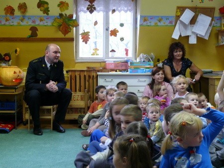 Świebodzin > Strażacy w przedszkolu czytali książki (zdjęcia)