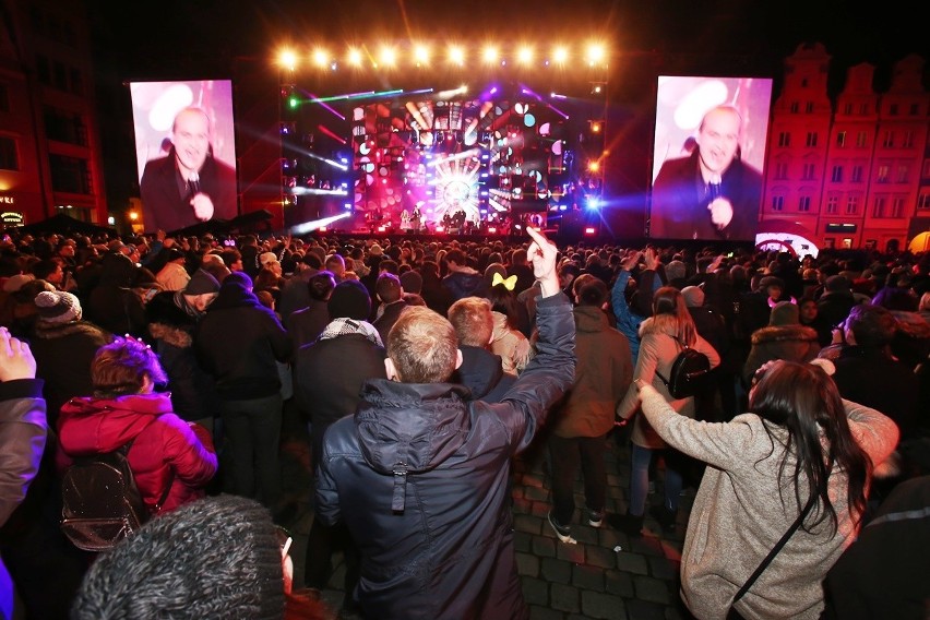 Sylwester 2017 na wrocławskim Rynku. Tak wrocławianie przywitali Nowy Rok [MNÓSTWO ZDJĘĆ]