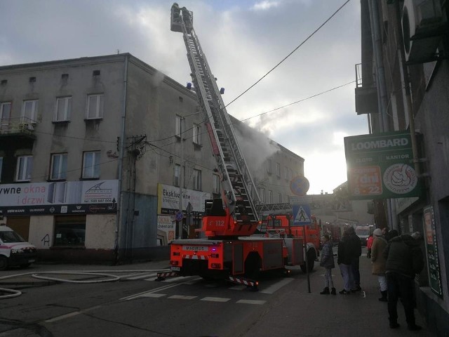 Pożar w Zawierciu: Dwie osoby trafiły do szpitala