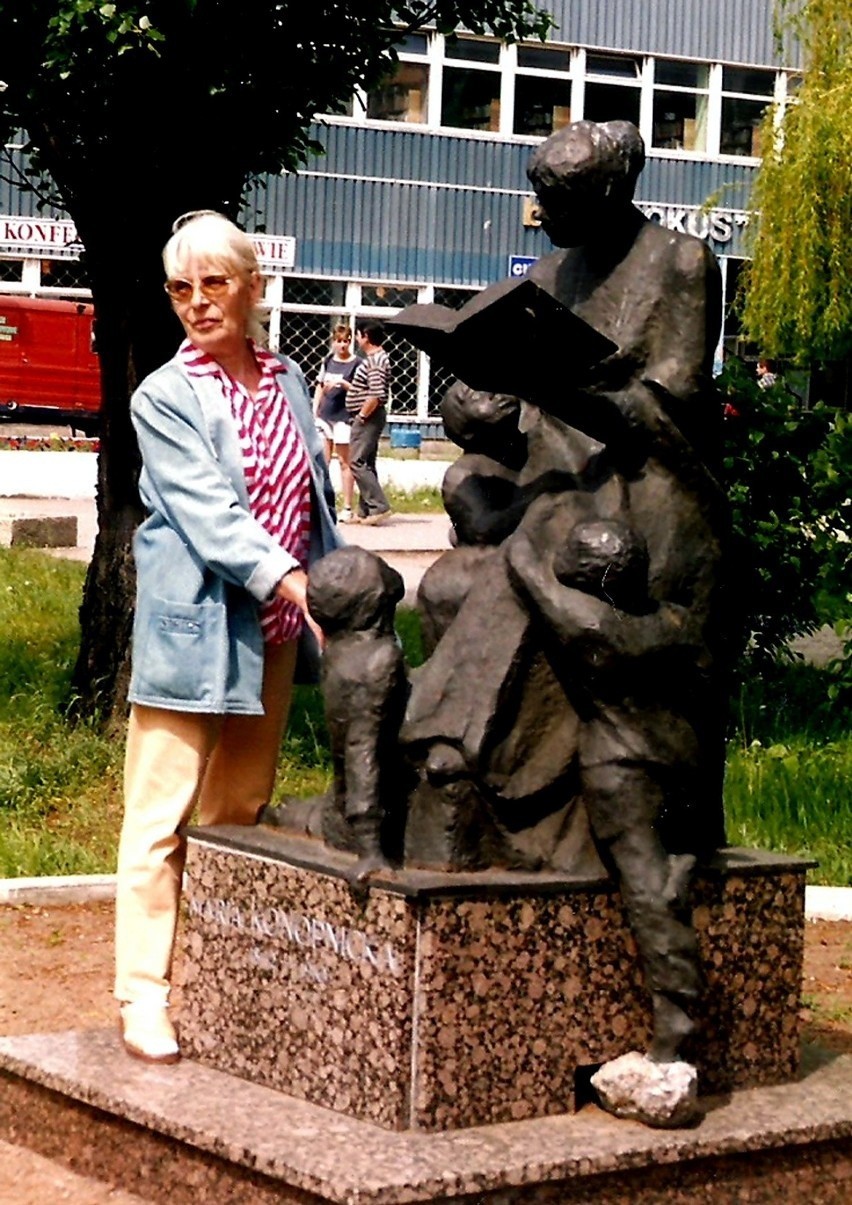 Krystyna Panasik jest autorką pomnika Marii Konopnickiej...