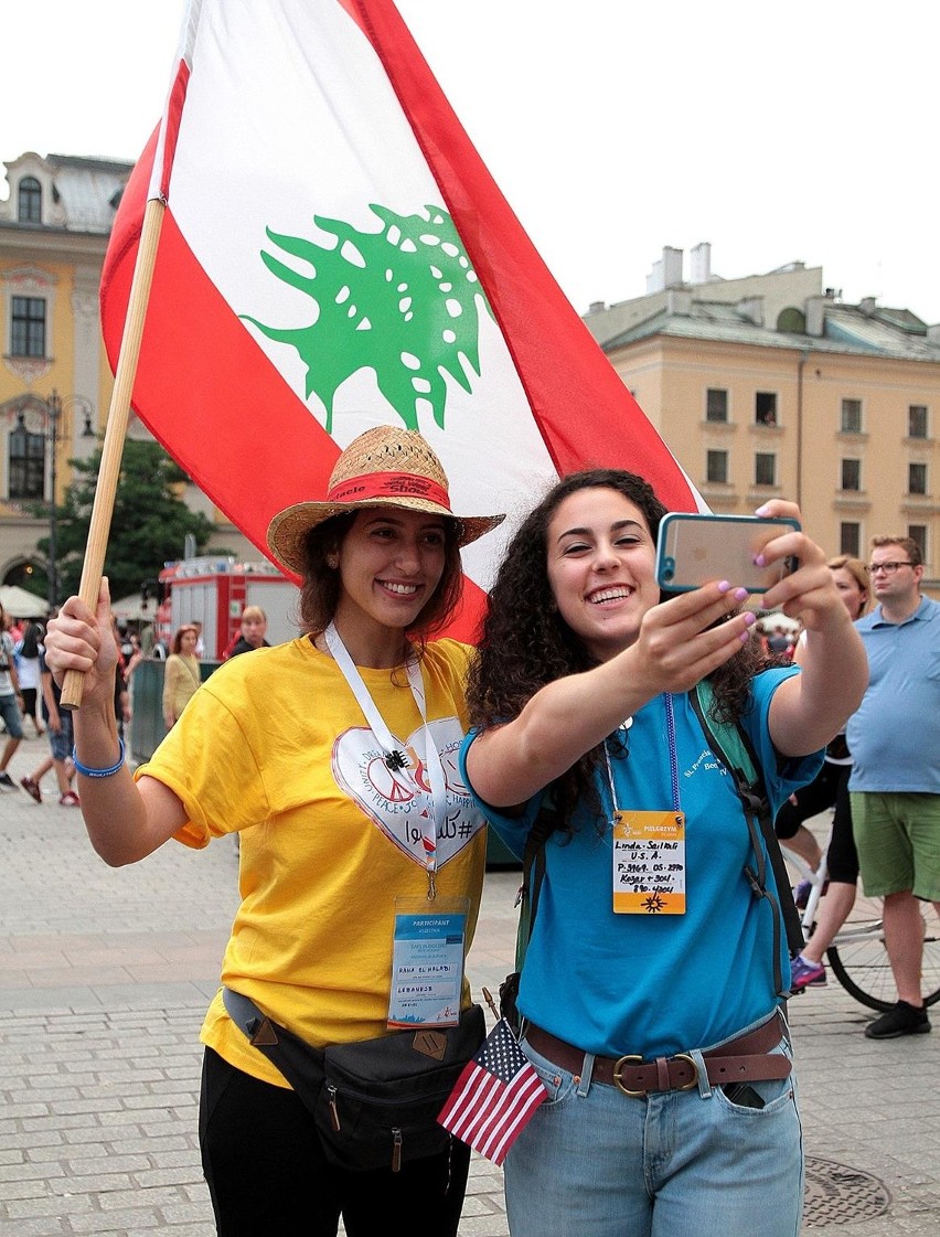 Kraków. Rynek opanowany przez pielgrzymów [ZDJĘCIA]