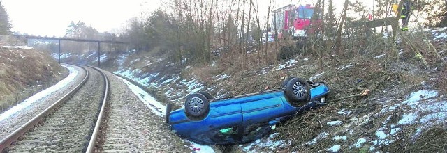 Samochód spadł ze skarpy nasypu kolejowego i dachował obok toru. Na szczęście to zdarzenie nie zakończyło się tragicznie