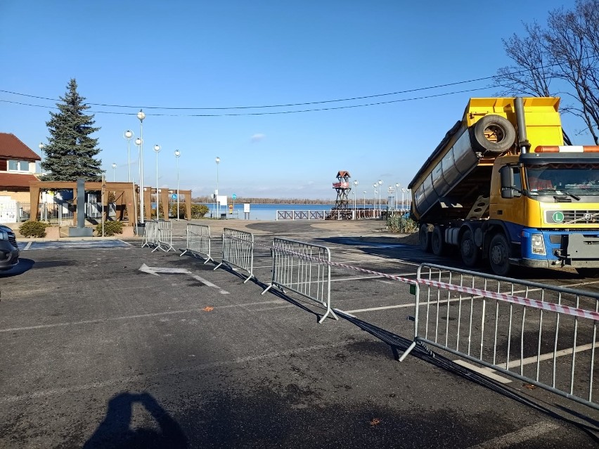 Na parkingu nad Pogorią III pojawiły się tony piasku, które...