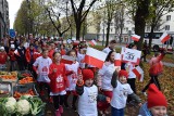 Częstochowa. "Sztafeta dla Niepodległej" pobiegła ulicami miasta. Dzieci i młodzież przekazywały sobie flagę Polski