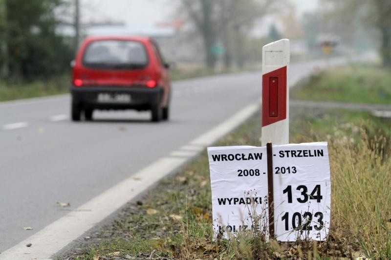 Czarne worki na drodze Wrocław - Strzelin. Przestraszyły kierowców? (ZDJĘCIA)