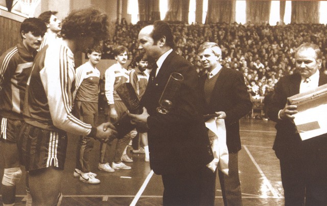 Przed meczem z Dinamem nagrody odbiera najlepszy siatkarz z 1987 roku Zbigniew Zieliński