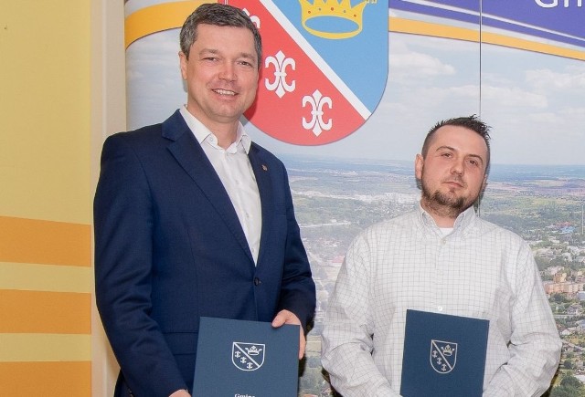 Wójt gminy Sitkówka Nowiny Sebastian Nowaczkiewicz (z lewej) i prezes firmy Kardam Michał Karkocha po podpisaniu umowy.