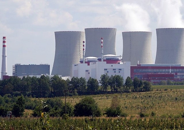 Wieża chłodnicza elektrowni atomowej. Zdjęcie podglądowe