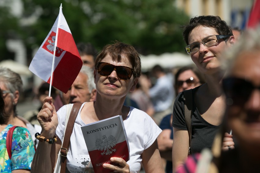 Kraków. Skromna manifestacja KOD na Rynku Głównym [ZDJĘCIA]