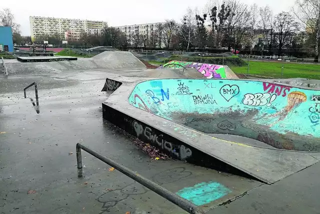 Okazuje się, że skatepark przy ulicy Rydygiera 12 może pozostać bez oświetlenia do wiosny przyszłego roku