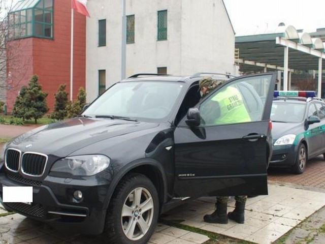 Skradzione w Niemczech BMW jest warte około 350 tys. zł.