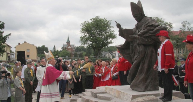 Uroczystego odsłonięcia i poświęcenia pomnika świętego Jana Pawła II w Masłowie dokonał biskup kielecki Jan Piotrowski. Monument ukazuje ojca świętego takiego, jakiego zapamiętano z wizyty w naszym regionie w 1991 roku.