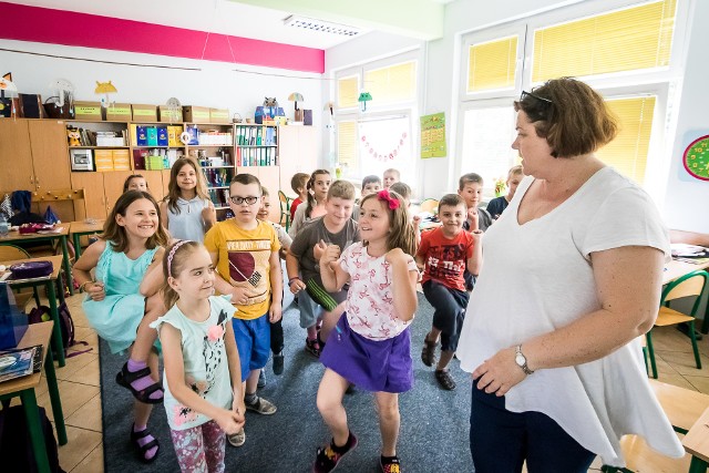 Uczniowie SP nr 14 na myśl o wakacjach podskakują z radości. Gdy będą wypoczywać, wszkole potrwa remont  na myśl o wakacjach podskakują z radości. Gdy będą wypoczywać, wszkole potrwa remont