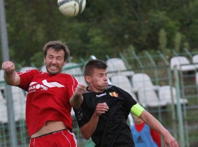 O piłkę walczą Maciej Żurawski (z lewej) i Mateusz Zawadzki. 