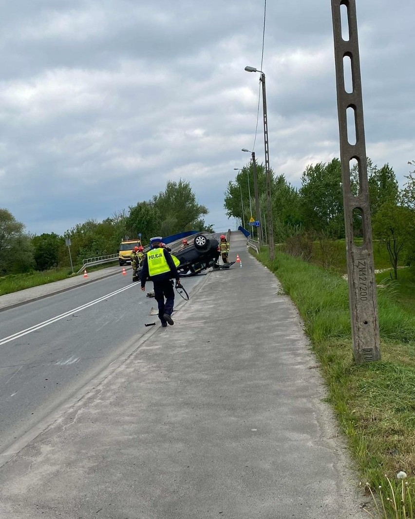 Poważny wypadek w Krakowie na ul. Półłanki. Samochód dachował przez kilkadziesiąt metrów