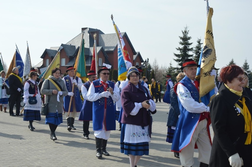 Dzień Jedności Kaszubów 2019 - czarno-żółte flagi wypełniły ulice Żukowa [ZDJĘCIA, WIDEO]