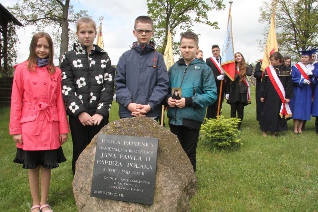 Uczniowie szkoły w Piotrkowicach są dumni z patrona. Od lewej: Aleksandra Ślusarska, Oliwia Stępień, Mateusz Wójcik, Miłosz Nyk.