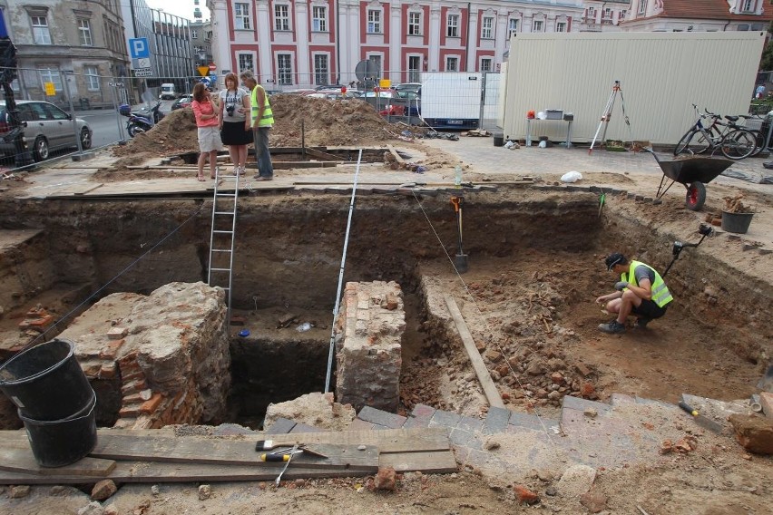 Już 850 zabytków znaleziono na placu Kolegiackim