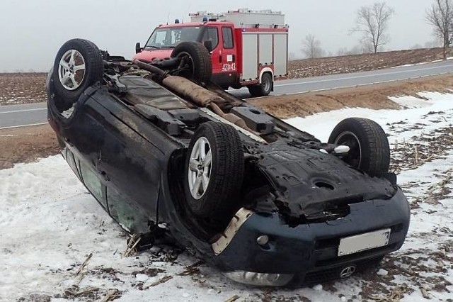 Kierowca prawdopodobnie nie dostosował prędkości do warunków panujących na drodze.