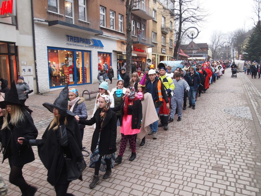 Zakopane. Maturzyści zatańczyli poloneza na Krupówkach [ZDJĘCIA,WIDEO]