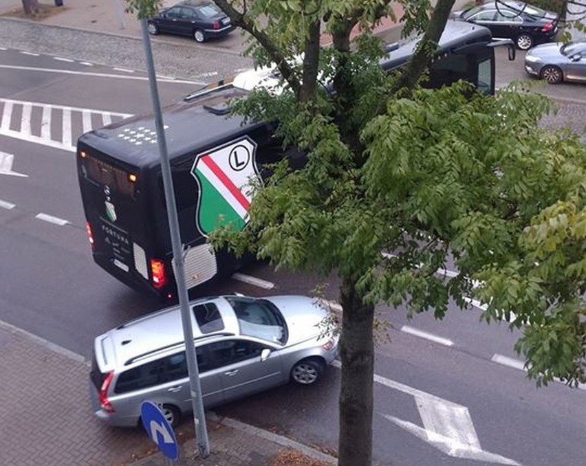 Autokar z piłkarzami Legii Warszawa na ul. Sienkiewicza w...