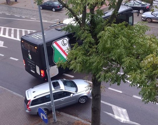 Autokar z piłkarzami Legii Warszawa na ul. Sienkiewicza w Białymstoku