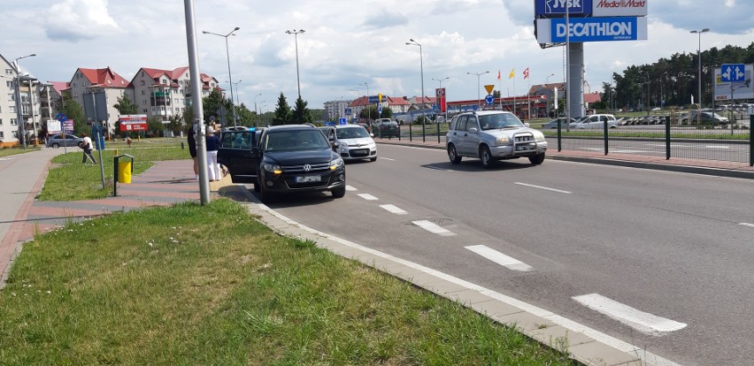 Ostrołęka. Zderzenie dwóch aut na rondzie Zbawiciela Świata