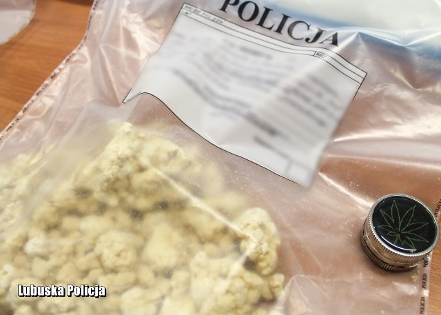 W samochodzie jednego z mężczyzn znaleziono pół kilograma amfetaminy.