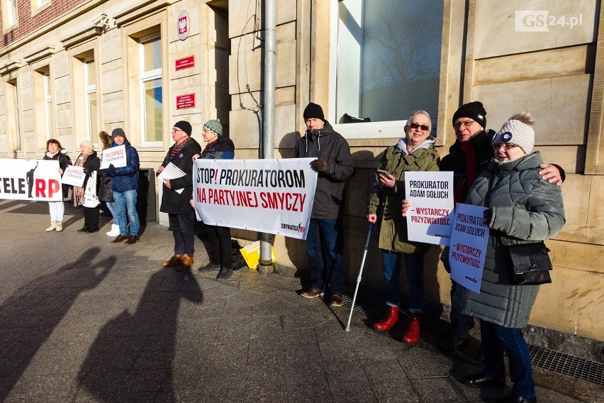 Protest i wsparcie przed sądem w Szczecinie. Sąd bada zatrzymanie szefów KNF