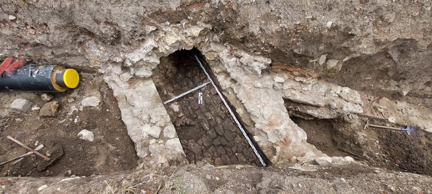 Archeolodzy rozwiązują zagadki murów, które skrywa ziemia tuż pod Wawelem [ZDJĘCIA]