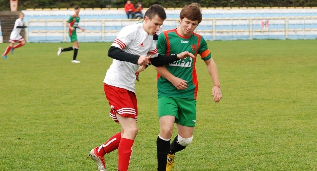 Zaledwie 16-letni Karol Gągorowski (z lewej) zadebiutował w trzeciej lidze. Zagrał w meczach w Jarosławiu i Białej Podlaskiej