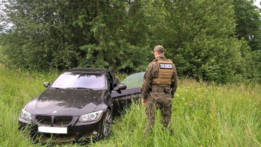 Kierowcy porzucili swoje BMW w polu