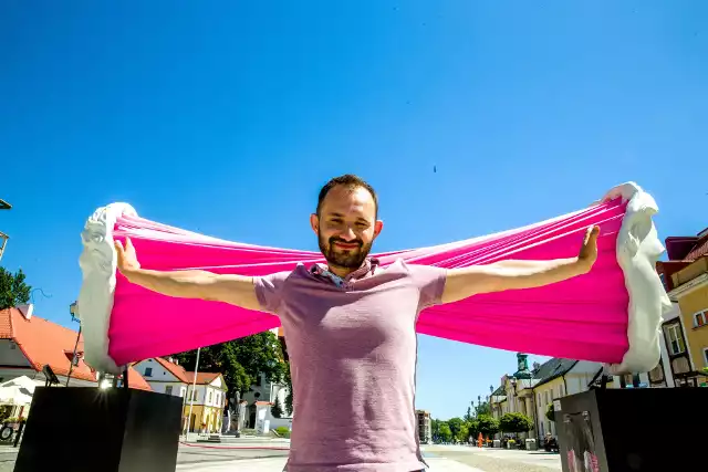 Michał Jackowski na tle swojej instalacji. Jej premiera miała miejsce podczas Nocy Muzeów 2018