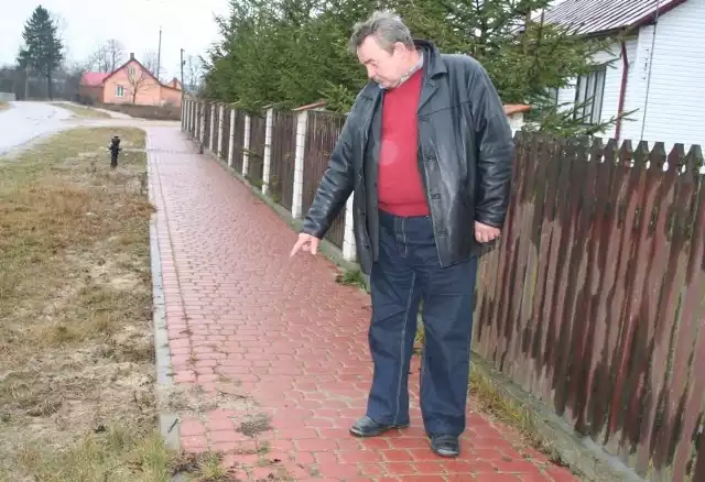 Radny Mieczysław Godlewski ma zarzuty m. in. do jakości chodnika w Bogutach &#8211; Żurawiach.