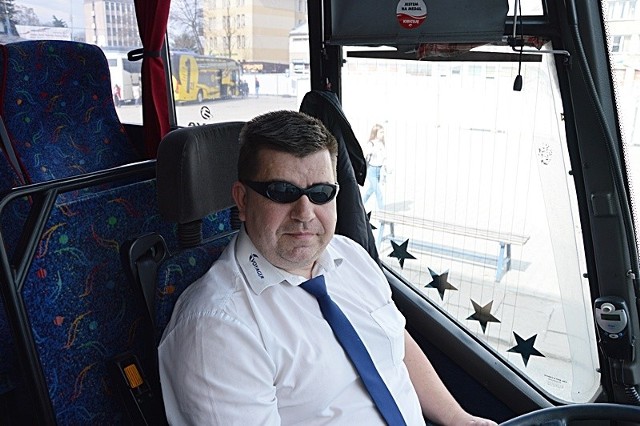 Jarosław Bodziony jest kierowcą autobusu z 26-letnim stażem. Wcześniej pracował dla jednego z biur podróży. - W całej Europie parking przy dworcu dla przewoźników to norma - przekonuje