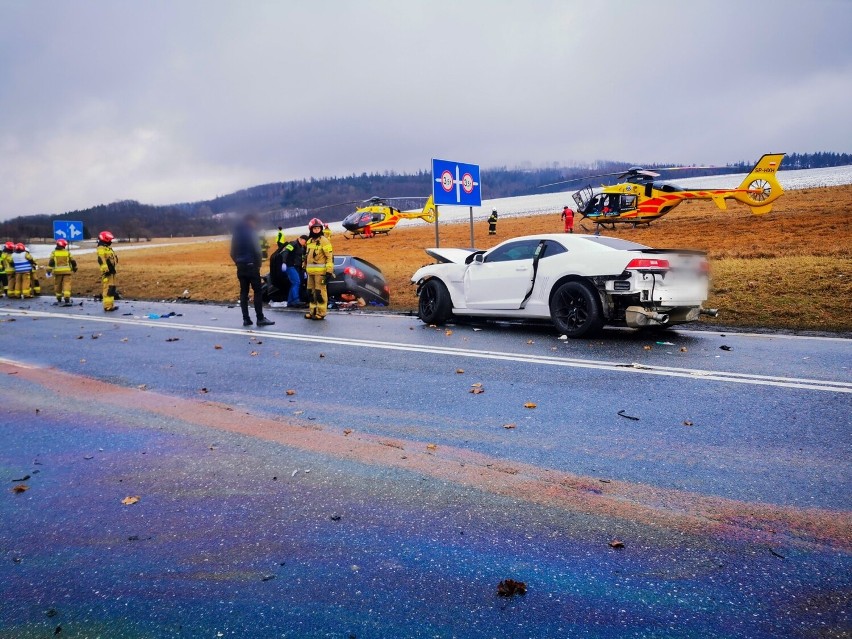 Wypadek na DK8 na Dolnym Śląsku. Osobówki zderzyły się czołowo z potężną siłą. 5 osób poszkodowanych [ZDJĘCIA]