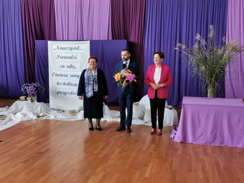 Nauczyciele z gminy Kunów zostali nagrodzeni z okazji Dnia Edukacji Narodowej. Zobacz zdjęcia