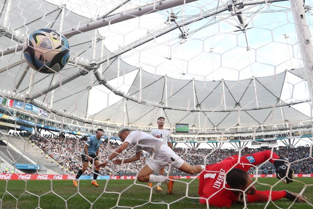 Gol Andersona Duarte w meczu Urugwaj - Izrael (1:). Bramkarz Tomer Tzarfati pokonany