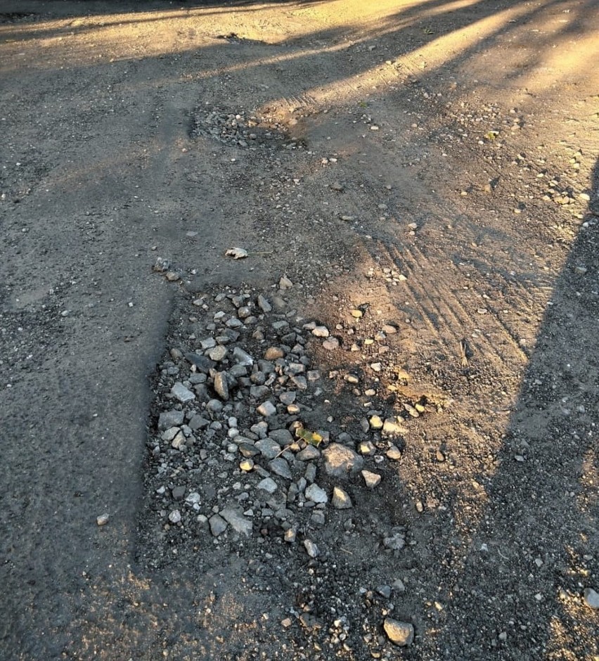 Ulica Sowia znów do remontu. Mieszkańcy skarżą się na dziury. ZDJĘCIA. ZDiT twierdzi, że to nie jest asfalt