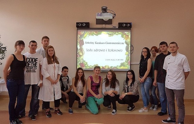Czternaścioro uczniów Zespołu Szkół Gastronomicznych w Kielcach wzięło udział w szkolnym konkursie "Jedz zdrowo i kolorowo&#8221;.