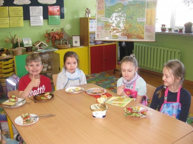 W Osięcinach dzieci wiedzą, jakie jedzenie jest zdrowe. Same je przygotowały i spałaszowały. Nie zostały nawet okruchy!